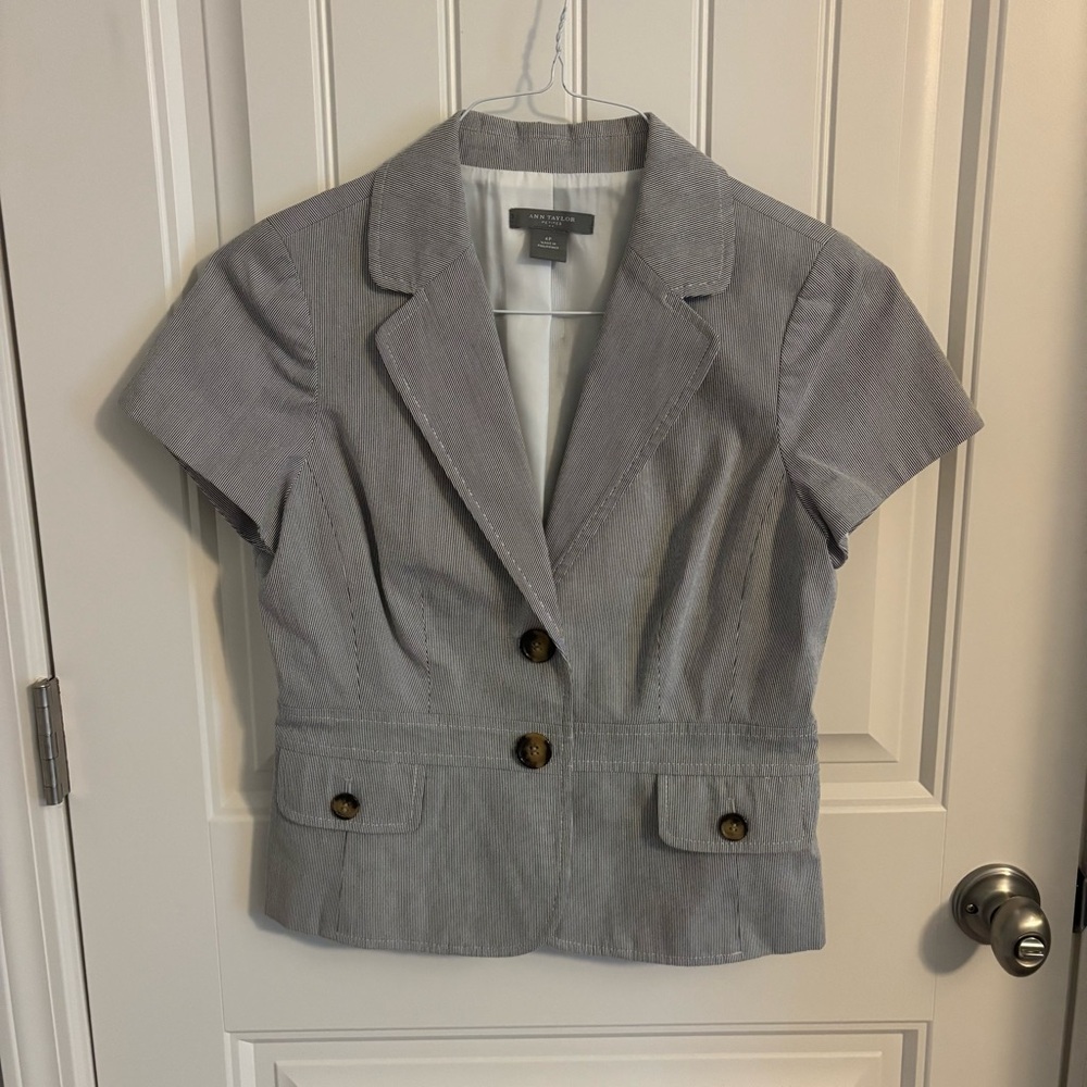 Gray Short-Sleeve Women's Blazer Crop - Ann Taylor Size 6P